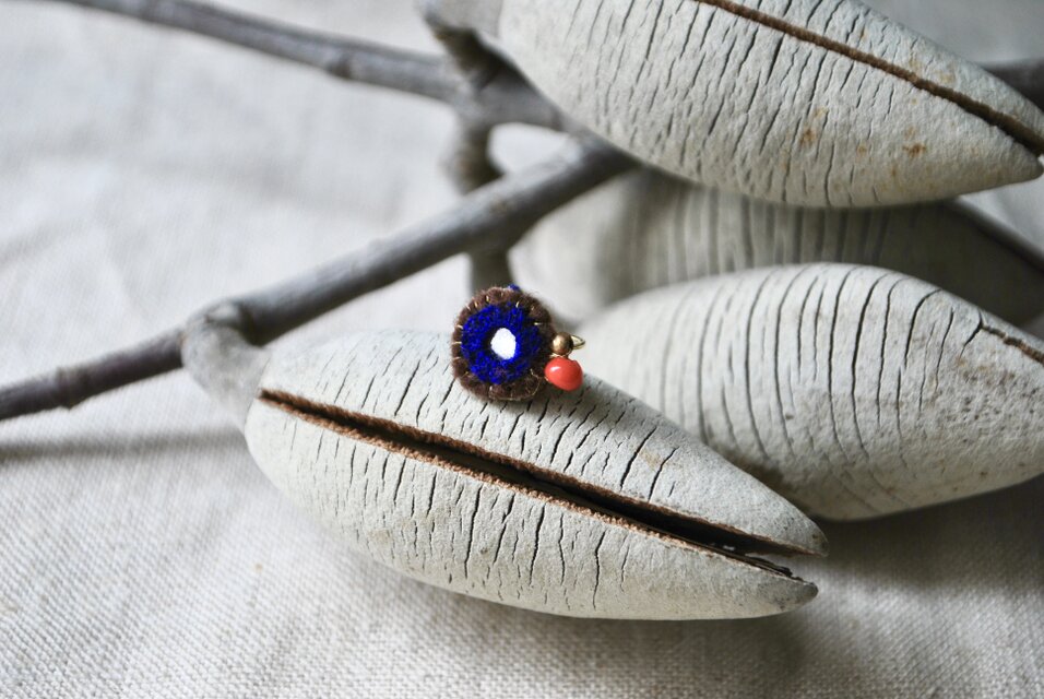 ミラー刺繍とガラスビーズの小さなイヤーカフ　青/赤ビーズ