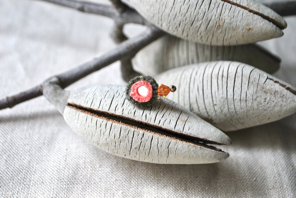 ミラー刺繍とガラスビーズの小さなイヤーカフ　ピンク/トパーズ色ビーズ