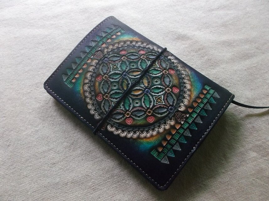 【オーダーメイド】ヌメ革トラベラーズノートカバー（パスポートサイズ） パスポートサイズトラベラーズノートカバー 牛革、刻印＆拭き染め