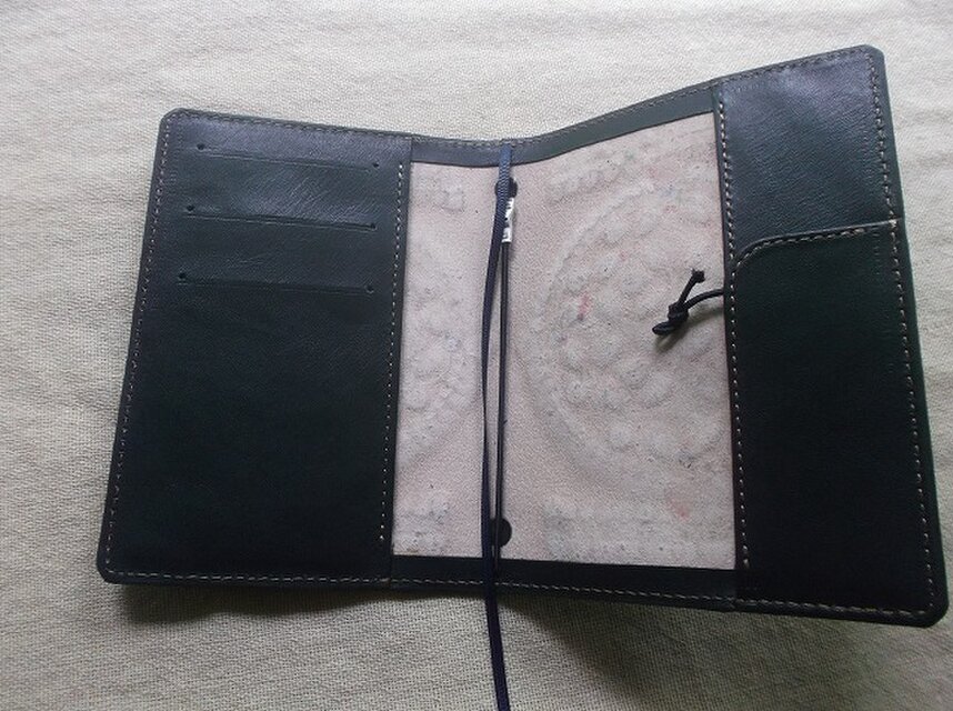 パスポートサイズトラベラーズノートカバー 牛革、刻印＆拭き染め