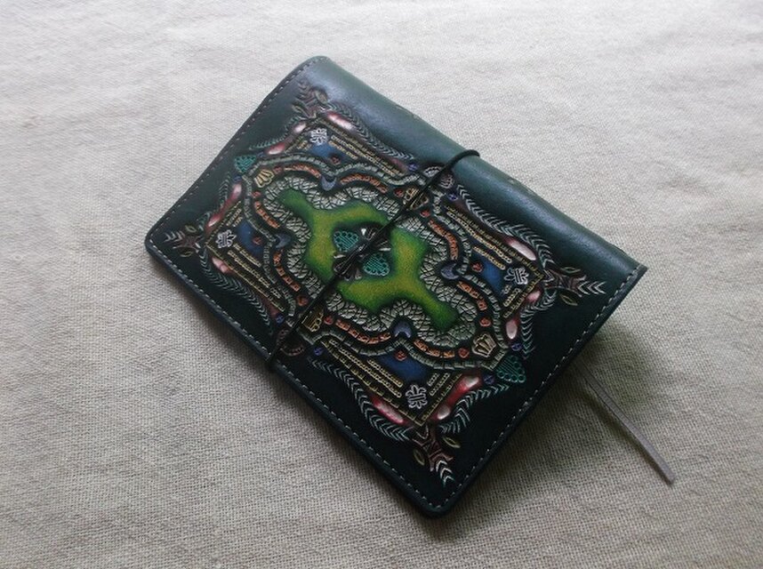 パスポートサイズトラベラーズノートカバー 牛革、刻印＆拭き染め