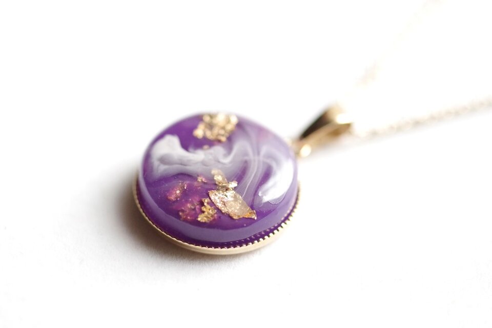 レジンアート　ラウンドペンダント〈雨夜の品定め〉