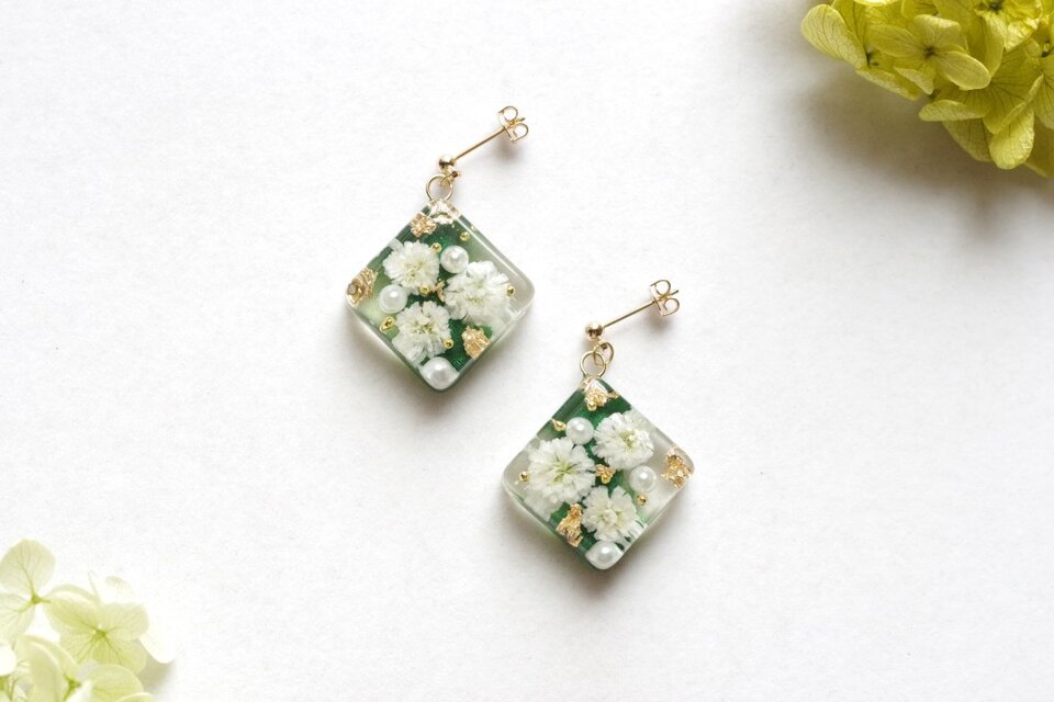 レジンアート　スクエアピアス〈殉教者のためのセレナーデ〉