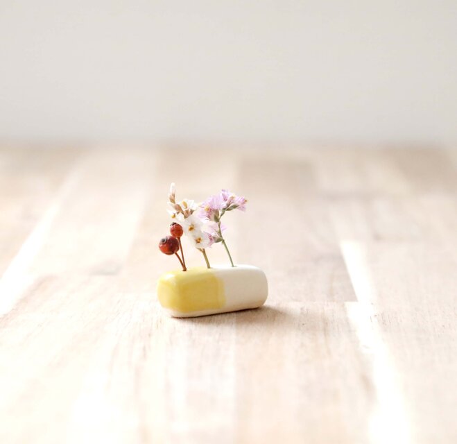 陶土の一連花立て 白マット＆黄色釉 ＊ ドライフラワー付き