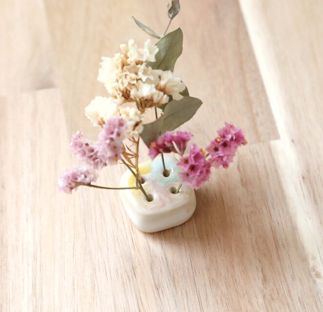 春色三彩のボタン型四角花立て ＊ ドライフラワー付き