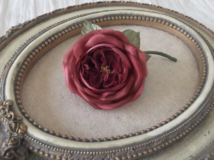 〈染め花〉イングリッシュローズのコサージュ（小輪・蘇芳色)