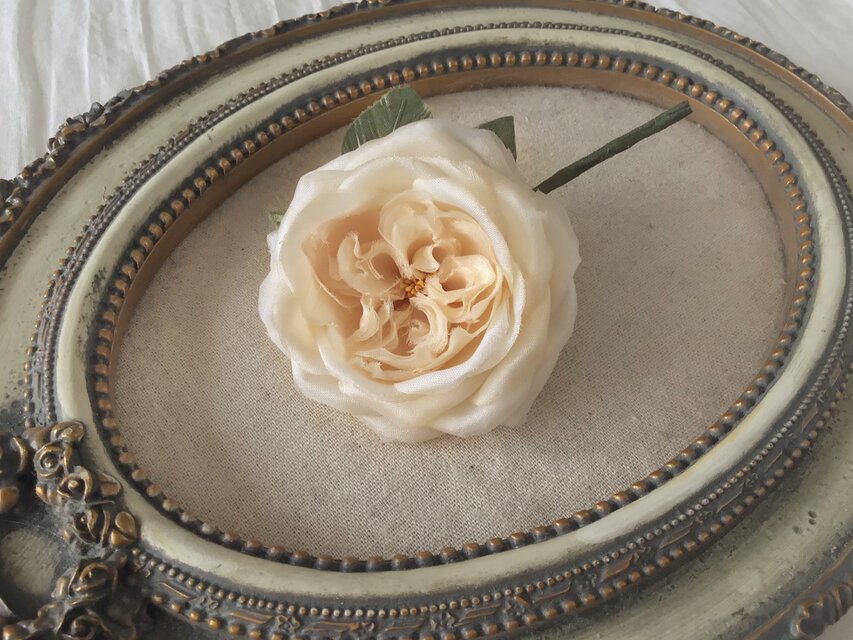〈染め花〉イングリッシュローズのコサージュ（小輪・アンティークホワイト)