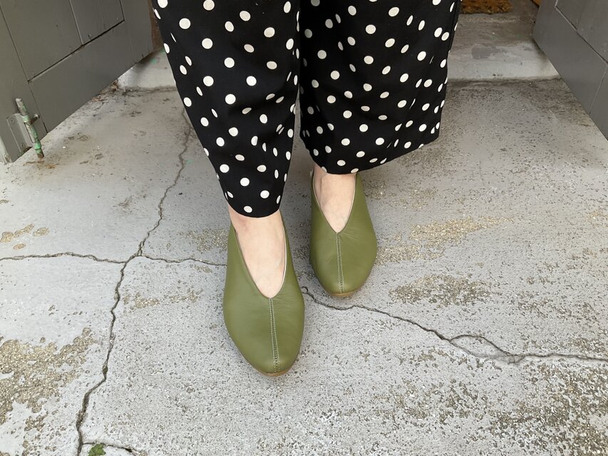 装いに差し色を。歩きやすいレディースVカットパンプス｜新色オリーブグリーン登場