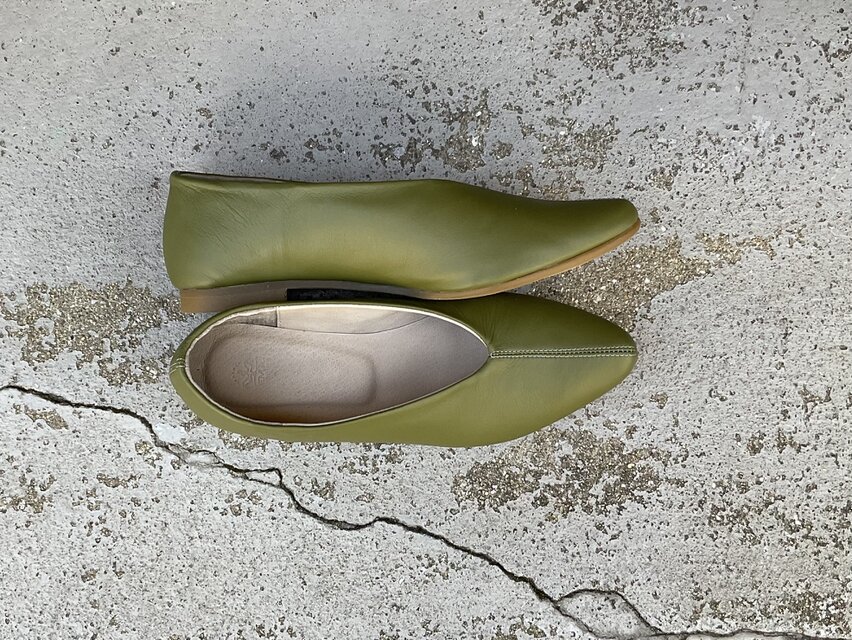 装いに差し色を。歩きやすいレディースVカットパンプス｜新色オリーブ