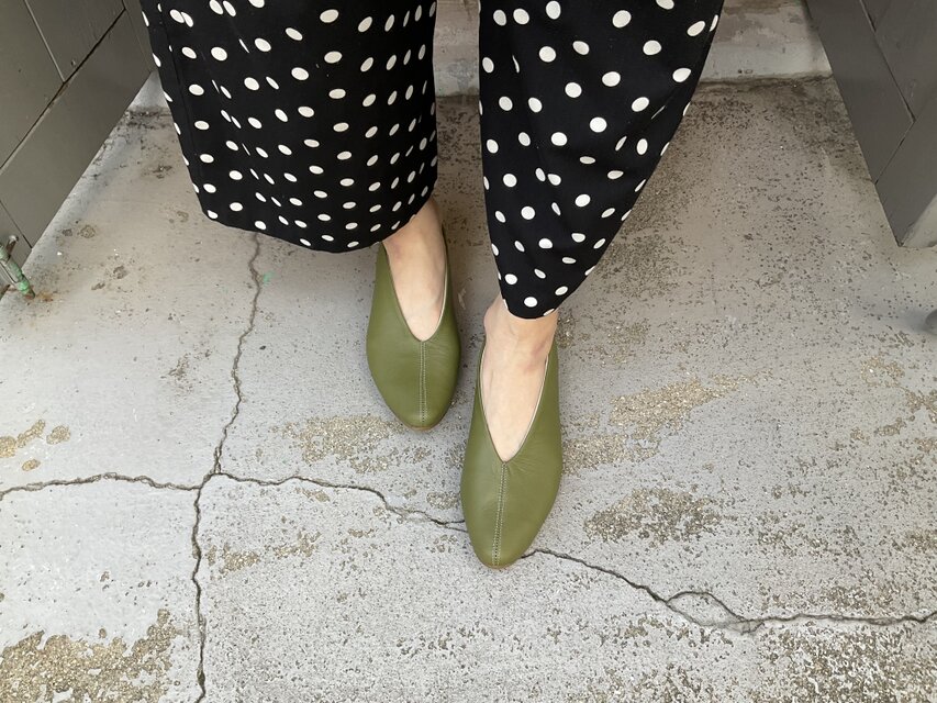 装いに差し色を。歩きやすいレディースVカットパンプス｜新色オリーブ