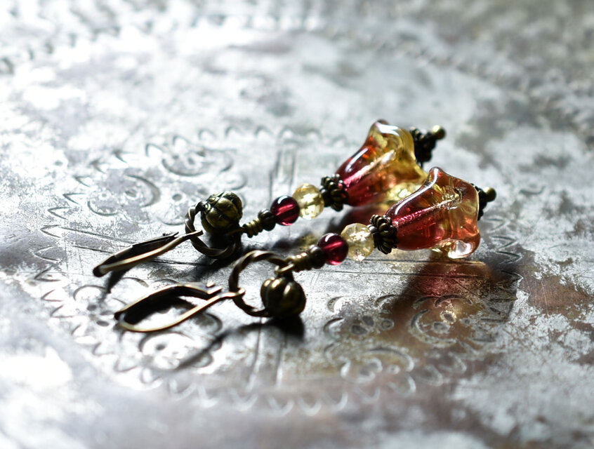 エンジェルトランペットの様なドイツヴィンテージビーズとシトリン＆ガーネットのピアス（イエロー×サーモンピンク）