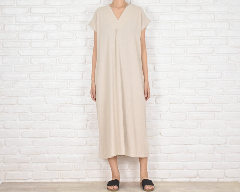 コットン素材のシンプルなVネックワンピース　ナチュラル