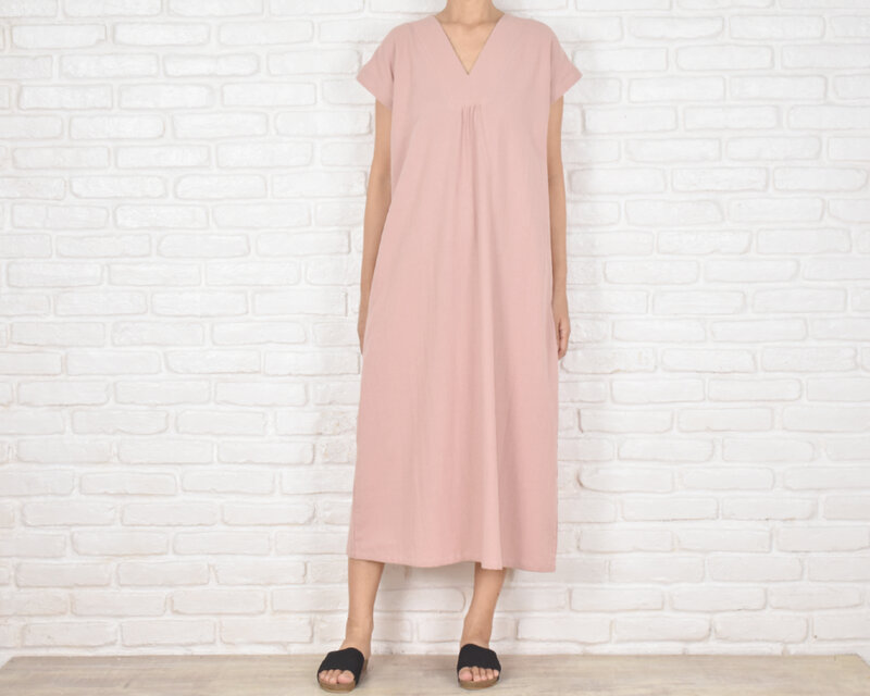 コットン素材のシンプルなVネックワンピース　ピンク