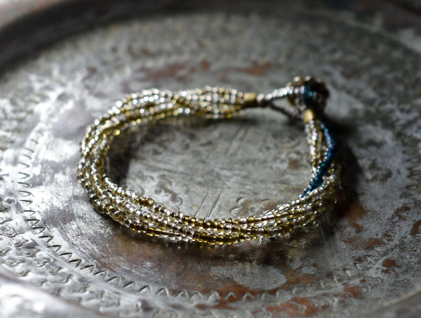 琥珀＆クリアシードビーズとインディゴブルービーズの4連ブレス（インド花ブラス留め金）