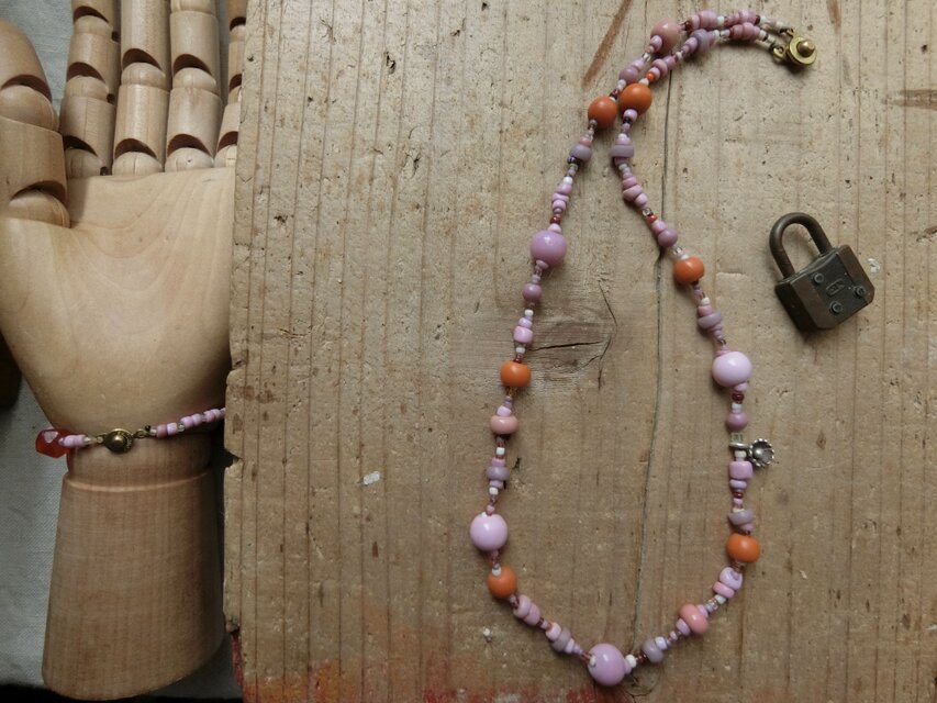 ＊古のネックレス。@マサイピンクビーズとその他のピンクとその周辺の色のビーズいろいろで