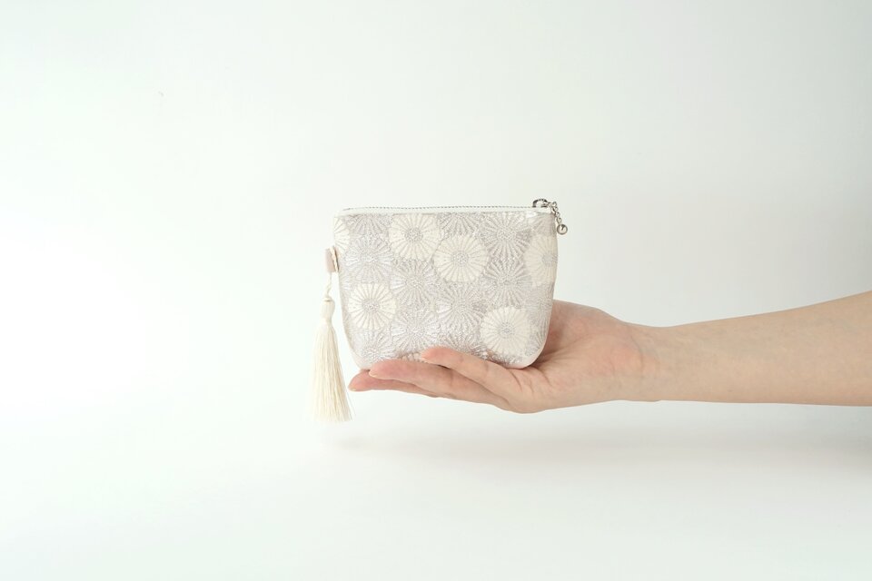 【亀甲繋ぎ　花模様　シルバー・桜色　シルク帯リメイクミニポーチ】カードケース、ポーチ小さめ、ジュエリーポーチ。誕生日ギフトにも。