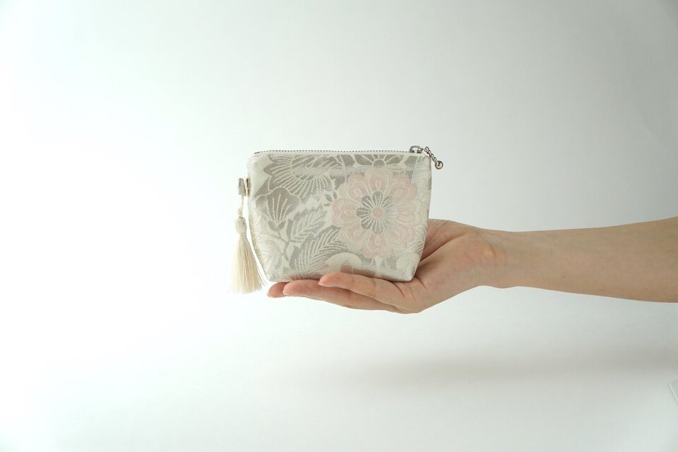 【西陣織　服部織物　シルバー　こはく錦　シルク帯リメイクミニポーチ】カードケース、ポーチ小さめ。誕生日ギフトにも。