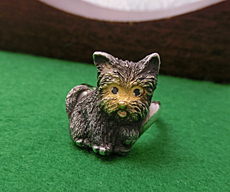 ヨークシャテリアのリング　　　　（ブラックダイヤモンドの瞳）・シルバー製/＊あなたの誕生石もセットできます。日本製