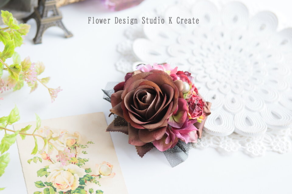 ブロンズカラーの薔薇と赤い薔薇のコサージュ　結婚式　ブラウン　茶色　ブロンズ　フォーマル　発表会　入学式　卒業式