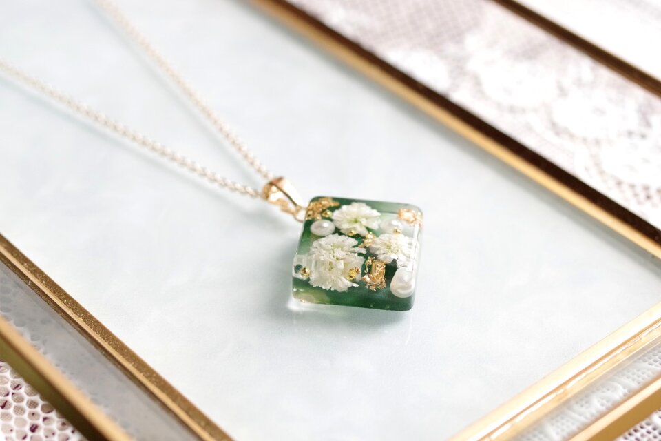 レジンアート　スクエアペンダント〈殉教者のためのセレナーデ〉