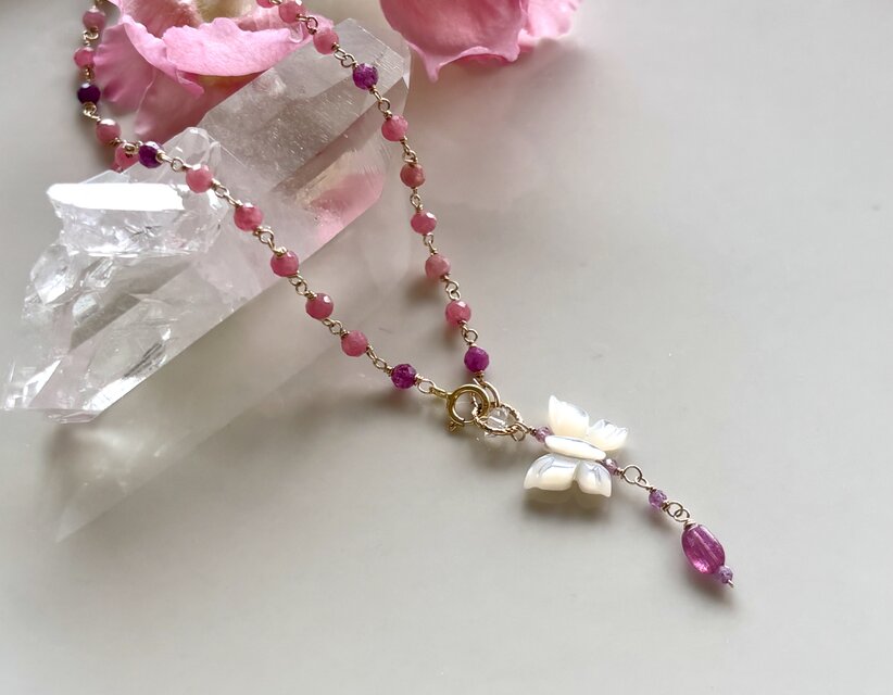 ロードナイトとルビーのRネックレス