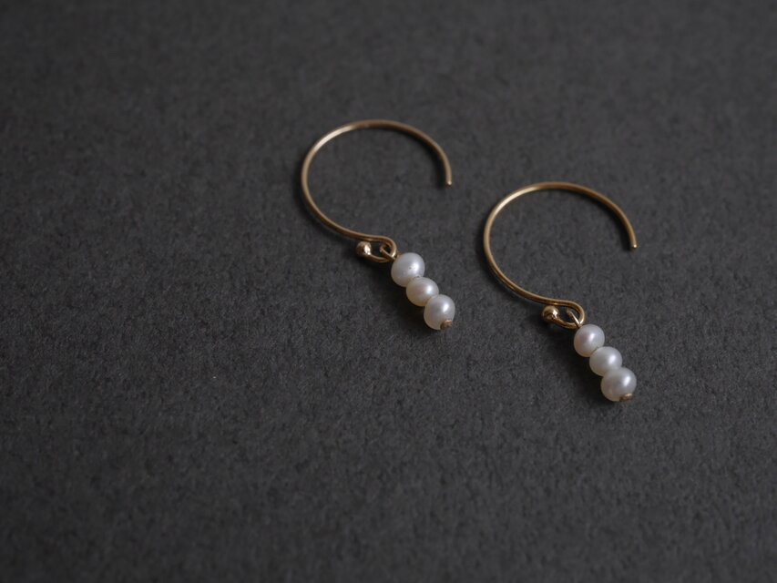 蕾 ｜14kgf 小さな淡水パール フックピアス 小さい 上品 華奢 | iichi