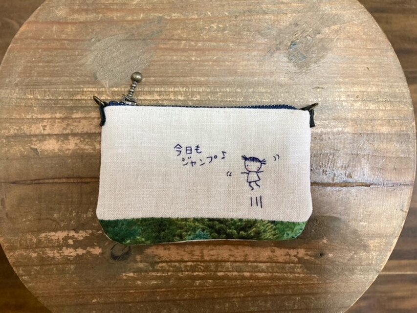 小さい女の子を刺繍した小銭入れ