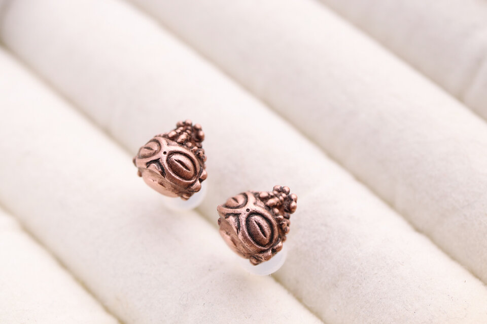 耳元にちょこんと縄文♡ 「ちびどぐりんプチ」スタッドピアス　 （700-054/純銅製）