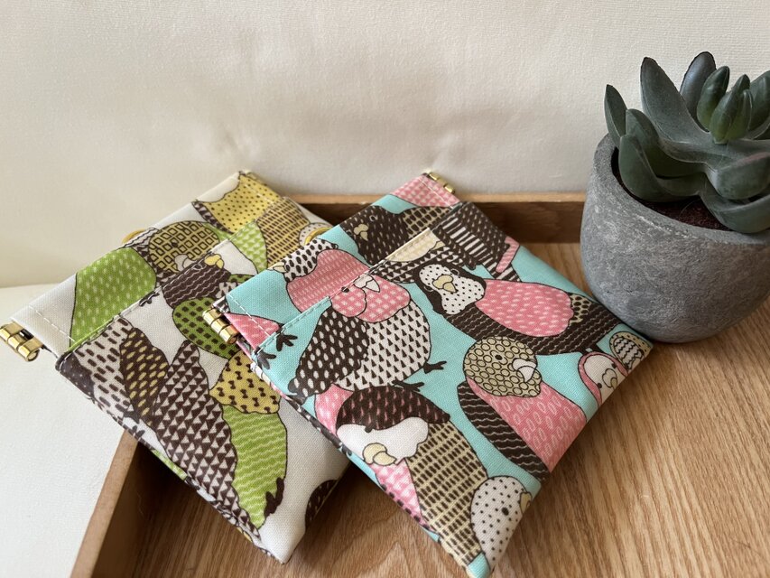 バネ口ラミネートポーチ　ぎっしりインコ