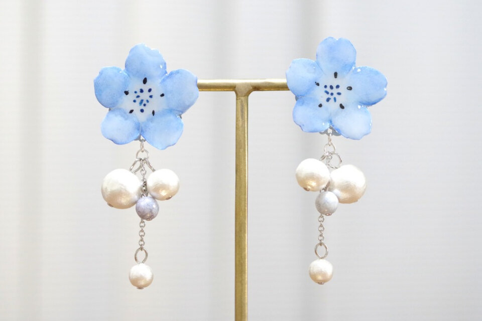 クレイアート　ネモフィラとコットンパールのピアス〈清廉なる青〉