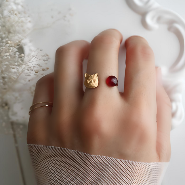 不機嫌な猫とルビーのフォークリング　金アレ対応　フリーサイズ＊7月誕生石