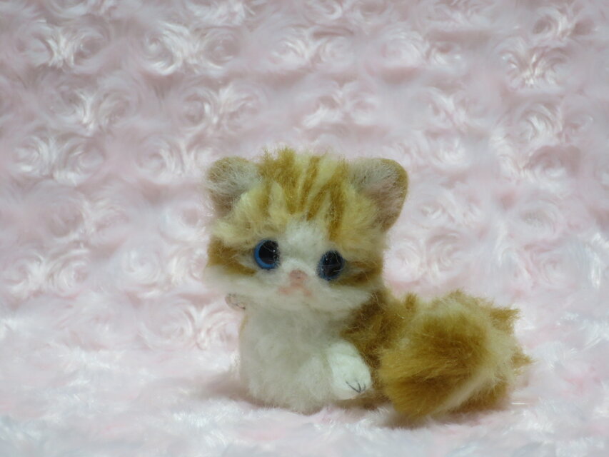 羊毛フェルト 茶白の猫ちゃん 置物 羊毛フェルト 猫 ミヌエットちゃん 茶白 招き猫 飾り物 置物