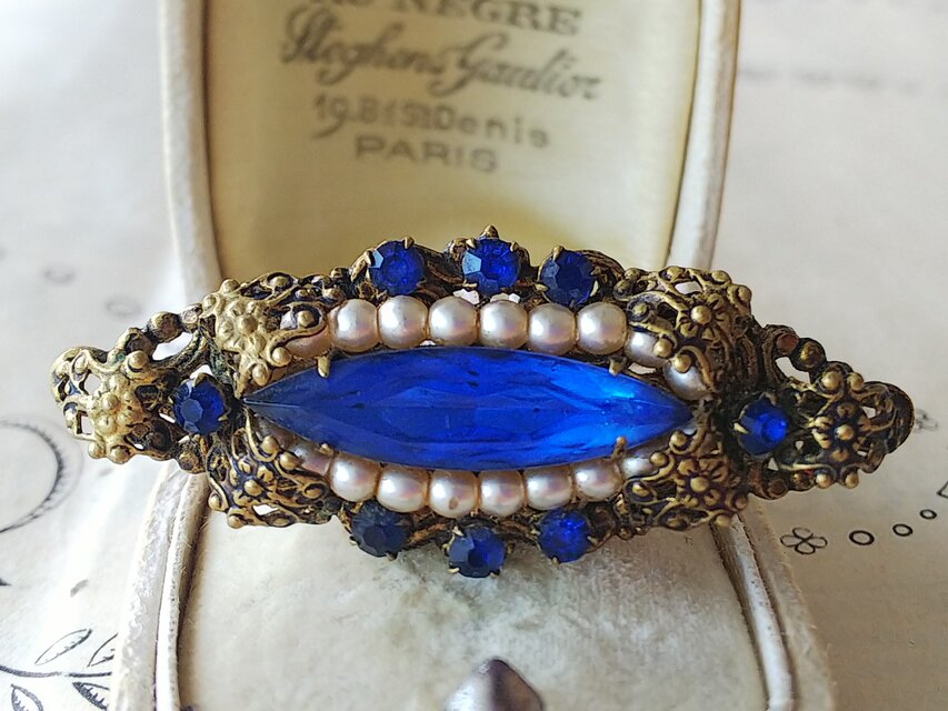 1930年代　サファイアBlueとネイビーBlue、Pearlとフィリグリーのブローチ