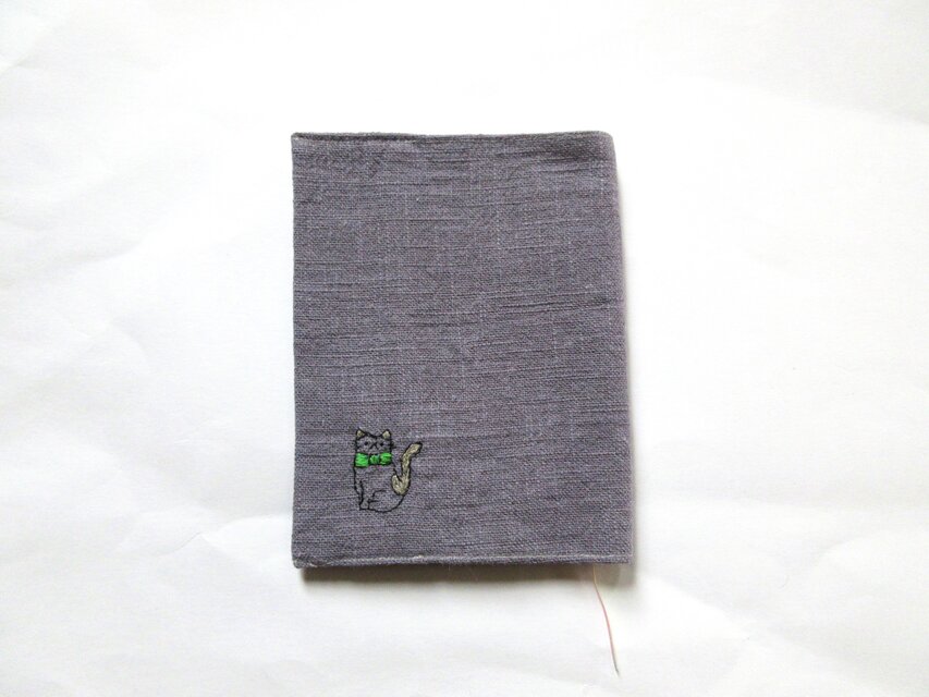 猫の刺繍 リネンブックカバー＊ラベンダーグレーB