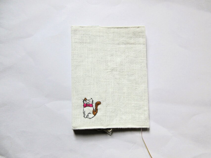 猫の刺繍 リネンブックカバー＊オフホワイトA