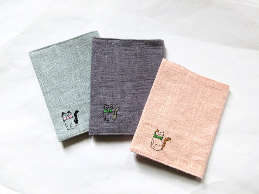 猫の刺繍 リネンブックカバー＊ターコイズブルーA | iichi 日々の