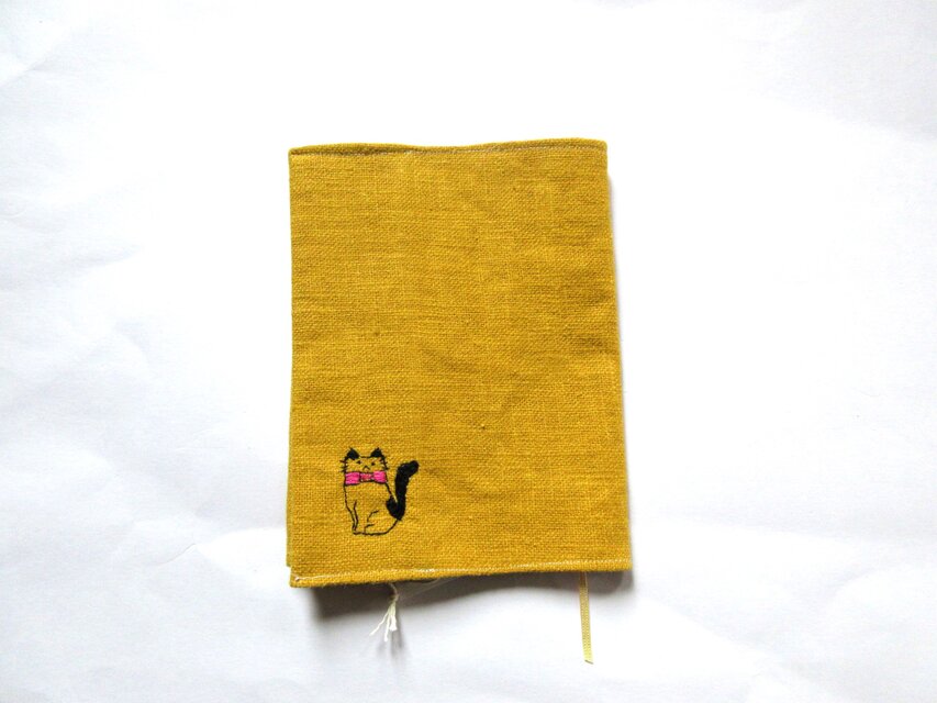 猫の刺繍 リネンブックカバー＊マスタード