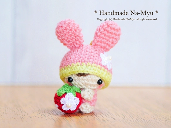 【受注制作】桜カラー♡イチゴ抱っこのうさ耳帽子のベビーちゃん（お花付き）／ピンク＜約5cm＞