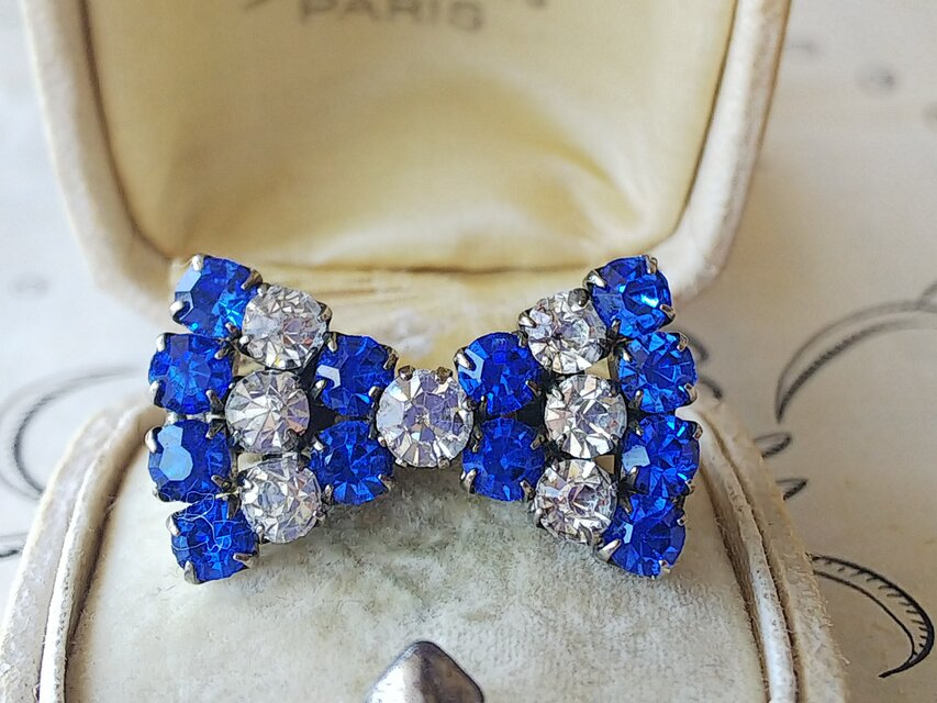 ヴィンテージ　サファイアBlueと透明Glassのリボンブローチ