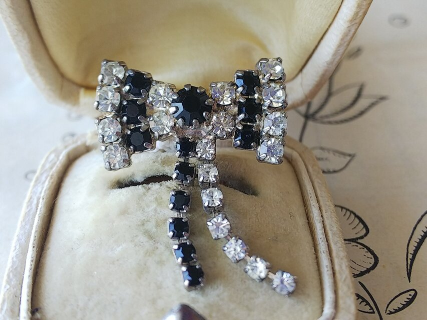 ヴィンテージ　漆黒と透明Glassの揺れるリボンブローチ