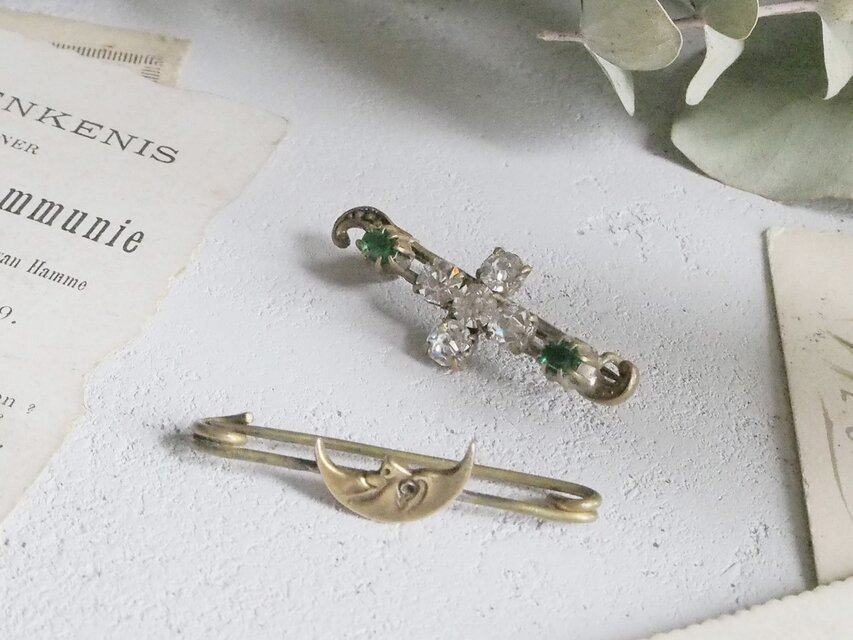 二点：ガラスの装飾ブローチと月のブローチ