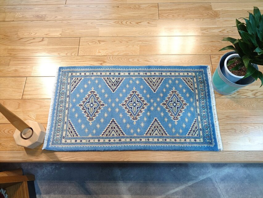 軽くて畳める手織りラグ パキスタン絨毯（9/18）シルクタッチ　玄関マット　79x44cm　ブルー