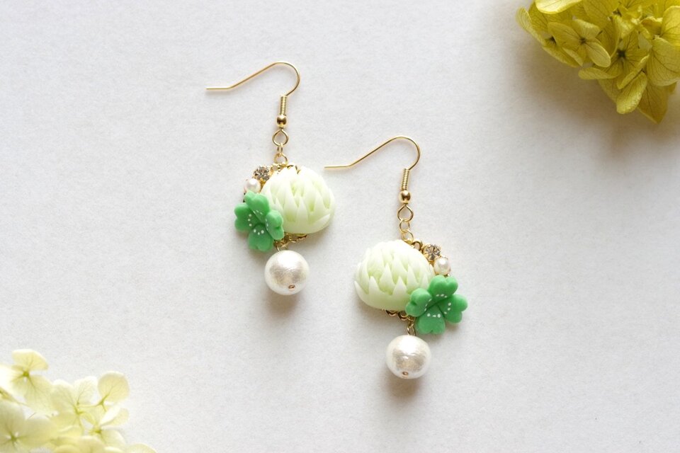 クレイアート　シロツメ草とクローバーのピアス〈希望を集めて〉