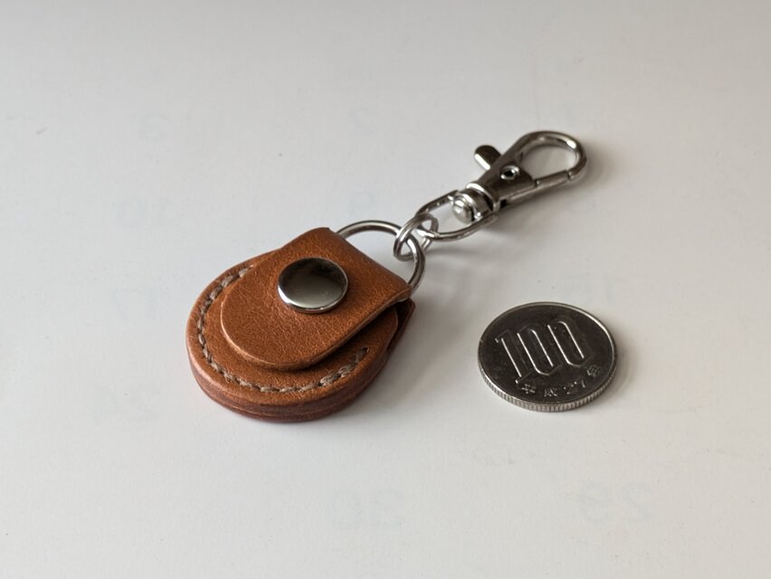 □ 100円玉サイズお守りホルダー：焦げ茶□約W32xD12xH36（革