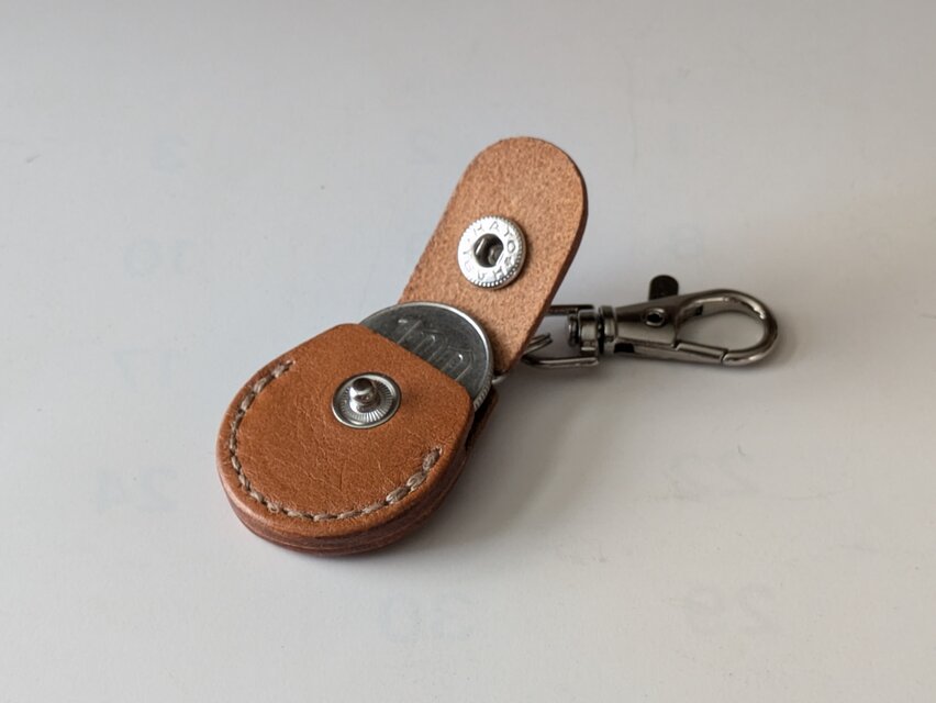 □ 100円玉サイズお守りホルダー：焦げ茶□約W32xD12xH36（革