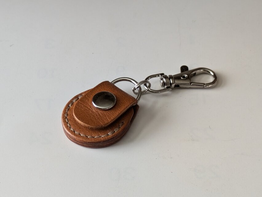 □ 100円玉サイズお守りホルダー：焦げ茶□約W32xD12xH36（革
