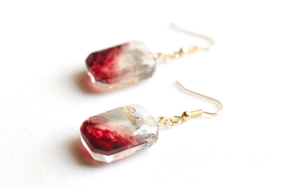 レジンアート エメラルドカットのピアス〈命ある火焔〉 | iichi 日々の