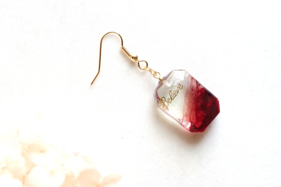 レジンアート エメラルドカットのピアス〈命ある火焔〉 | iichi 日々の