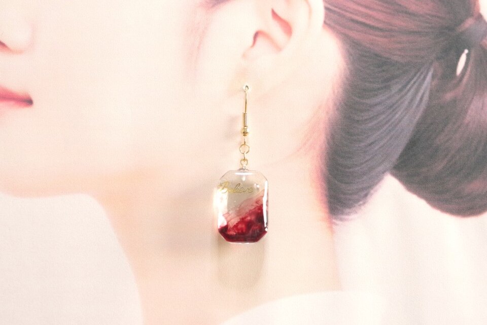 レジンアート エメラルドカットのピアス〈命ある火焔〉 | iichi 日々の