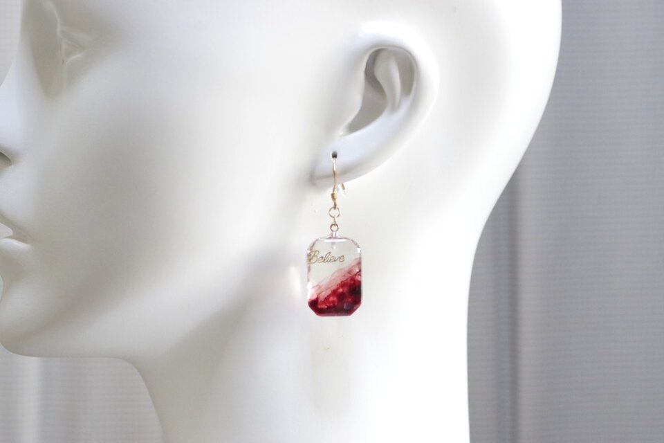 レジンアート エメラルドカットのピアス〈命ある火焔〉 | iichi 日々の